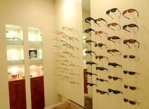 Foto Ottica Manzoli parete occhiali da sole da vista